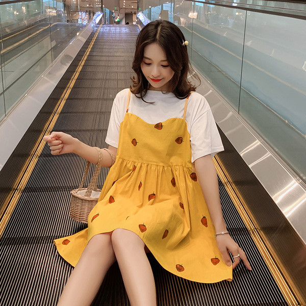 Alkalmi ruha terhes nőknek szabott modell, rövid ujjú és jobb eperrel