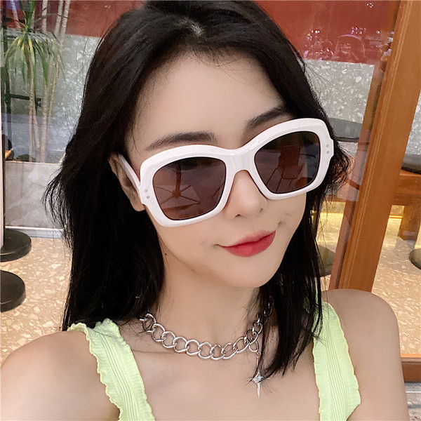 Κομψά γυναικεία γυαλιά ηλίου σε τετράγωνο σχήμα