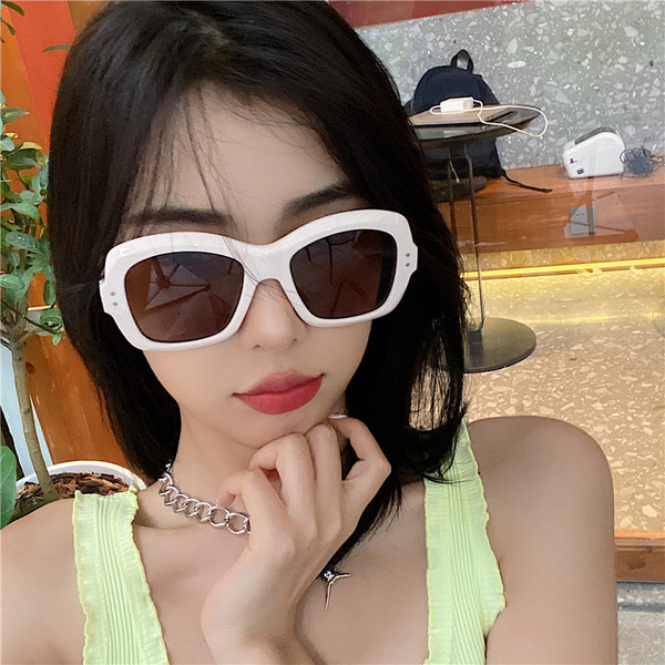 Κομψά γυναικεία γυαλιά ηλίου σε τετράγωνο σχήμα