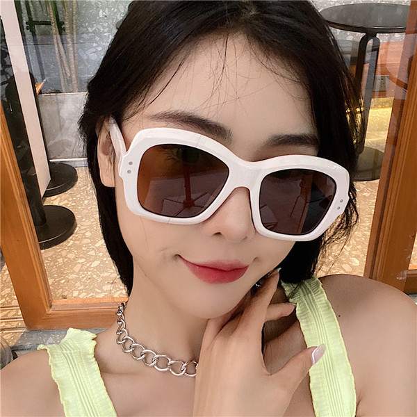 Κομψά γυναικεία γυαλιά ηλίου σε τετράγωνο σχήμα