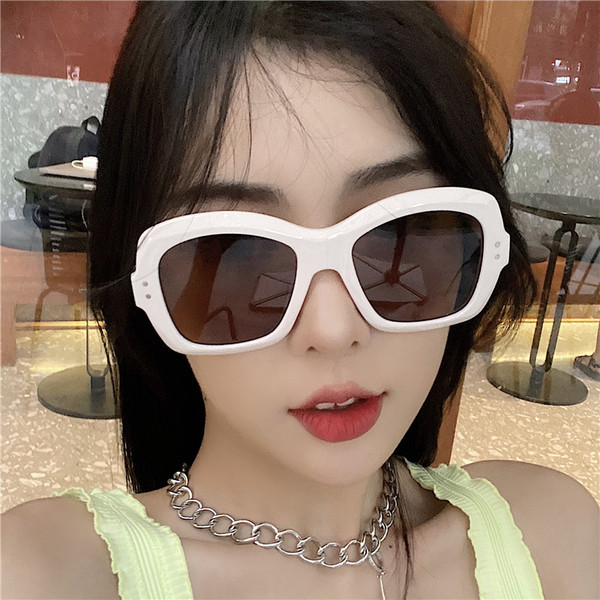 Κομψά γυναικεία γυαλιά ηλίου σε τετράγωνο σχήμα