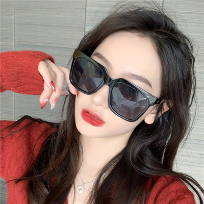 Σύγχρονα γυναικεία γυαλιά ηλίου σε τετράγωνο σχήμα