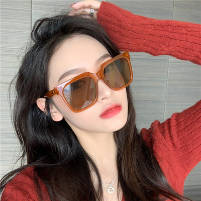 Σύγχρονα γυναικεία γυαλιά ηλίου σε τετράγωνο σχήμα