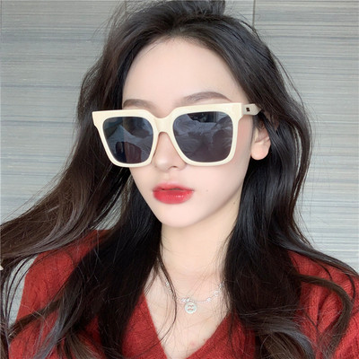 Σύγχρονα γυναικεία γυαλιά ηλίου σε τετράγωνο σχήμα