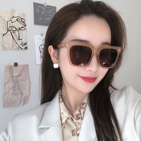 Σύγχρονα γυναικεία γυαλιά ηλίου σε τετράγωνο σχήμα
