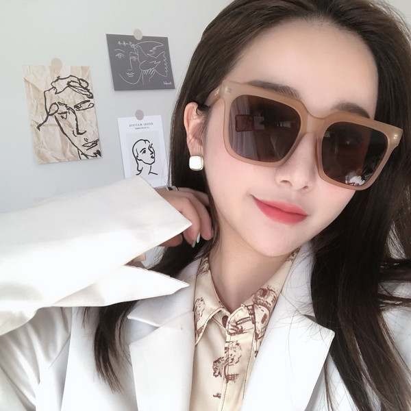 Σύγχρονα γυναικεία γυαλιά ηλίου σε τετράγωνο σχήμα