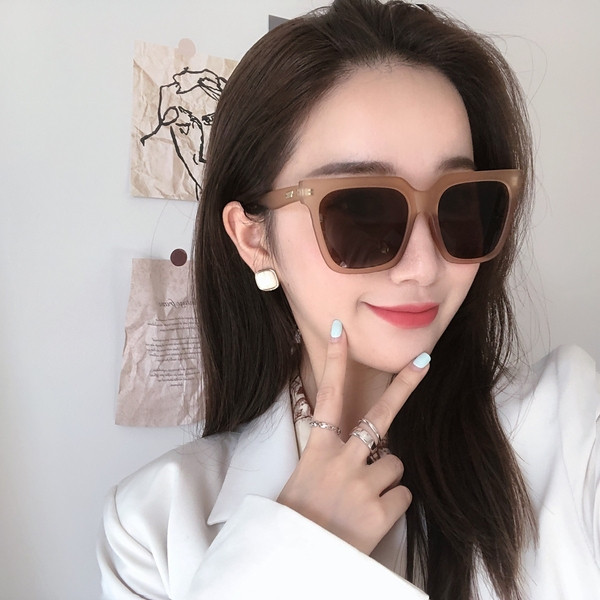 Σύγχρονα γυναικεία γυαλιά ηλίου σε τετράγωνο σχήμα