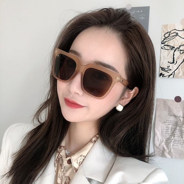 Σύγχρονα γυναικεία γυαλιά ηλίου σε τετράγωνο σχήμα