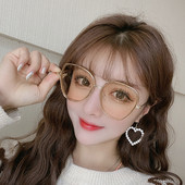 Κομψά γυναικεία γυαλιά με λεπτό σκελετό