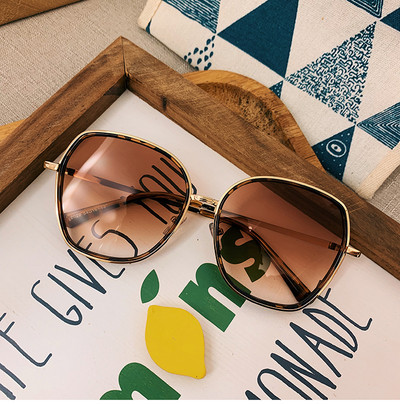 Κομψά γυναικεία γυαλιά με λεπτό σκελετό