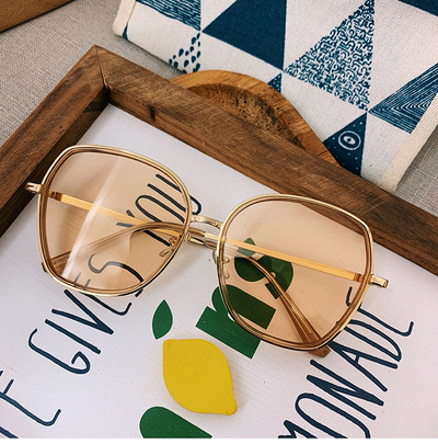 Κομψά γυναικεία γυαλιά με λεπτό σκελετό