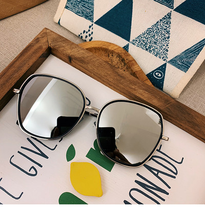 Κομψά γυναικεία γυαλιά με λεπτό σκελετό