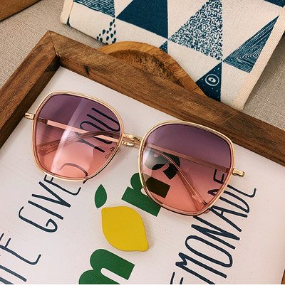 Κομψά γυναικεία γυαλιά με λεπτό σκελετό