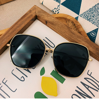 Κομψά γυναικεία γυαλιά με λεπτό σκελετό