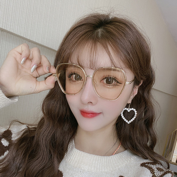 Κομψά γυναικεία γυαλιά με λεπτό σκελετό