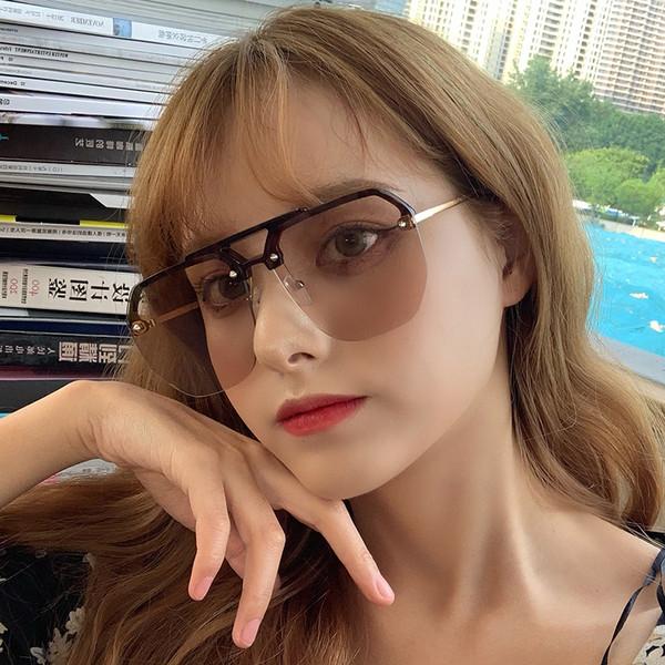 Σύγχρονα γυναικεία γυαλιά ηλίου με χρωματιστό σκελετό