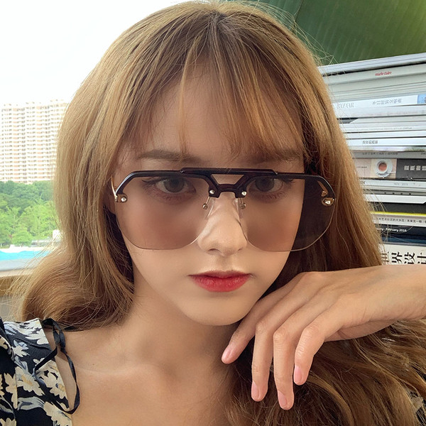 Σύγχρονα γυναικεία γυαλιά ηλίου με χρωματιστό σκελετό