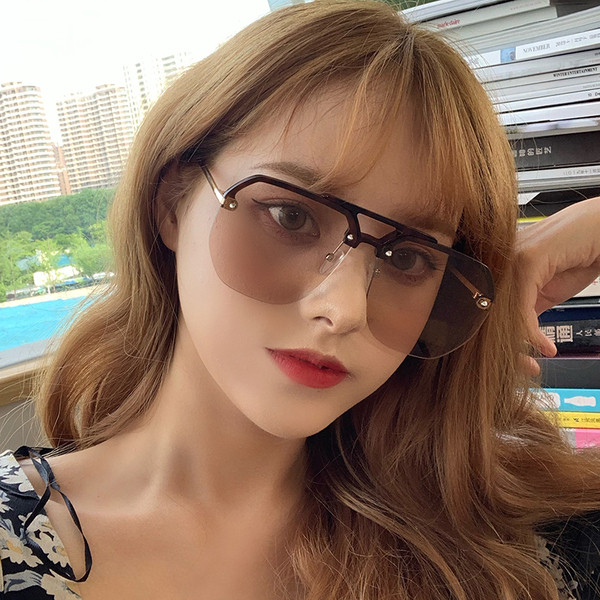 Σύγχρονα γυναικεία γυαλιά ηλίου με χρωματιστό σκελετό