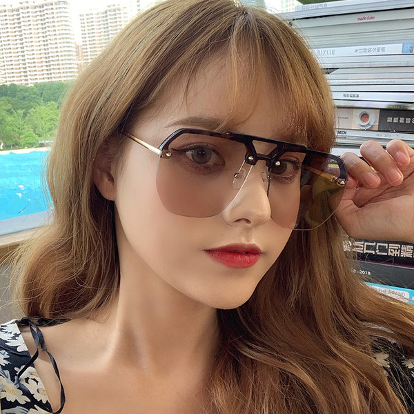 Σύγχρονα γυναικεία γυαλιά ηλίου με χρωματιστό σκελετό