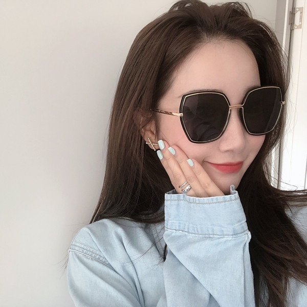 Stílusos női napszemüveg négyzet alakú, vékony kerettel