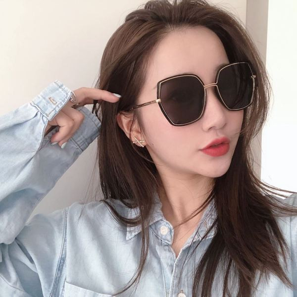 Stílusos női napszemüveg négyzet alakú, vékony kerettel