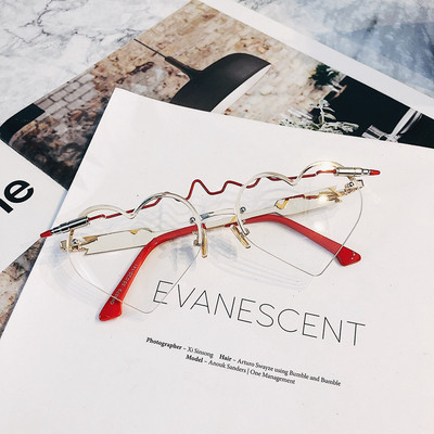 Σύγχρονα γυναικεία γυαλιά ηλίου σε σχήμα καρδιάς