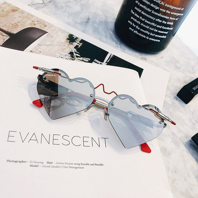 Σύγχρονα γυναικεία γυαλιά ηλίου σε σχήμα καρδιάς