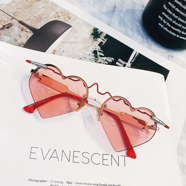 Σύγχρονα γυναικεία γυαλιά ηλίου σε σχήμα καρδιάς