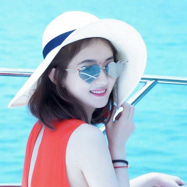 Σύγχρονα γυναικεία γυαλιά ηλίου σε σχήμα καρδιάς