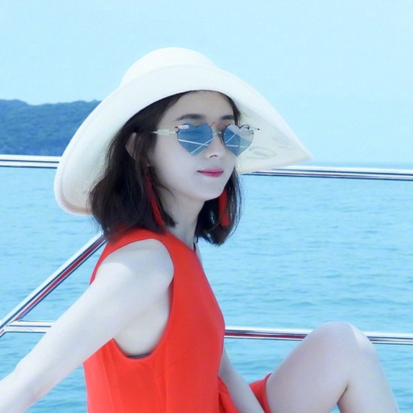 Σύγχρονα γυναικεία γυαλιά ηλίου σε σχήμα καρδιάς