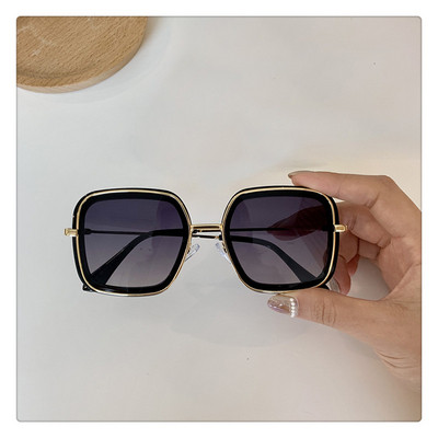 Σύγχρονα γυναικεία γυαλιά σε τετράγωνο σχήμα