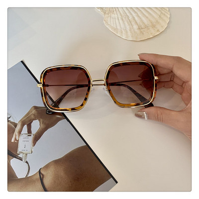 Σύγχρονα γυναικεία γυαλιά σε τετράγωνο σχήμα