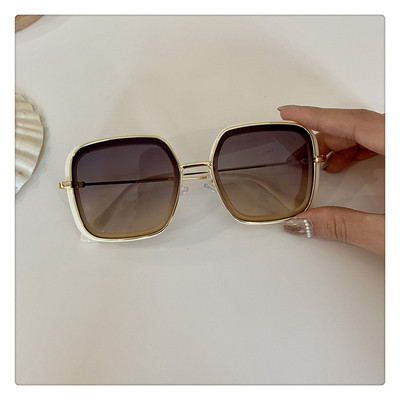 Σύγχρονα γυναικεία γυαλιά σε τετράγωνο σχήμα