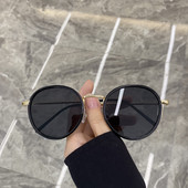 Κομψά γυναικεία στρογγυλά γυαλιά ηλίου με λεπτό σκελετό