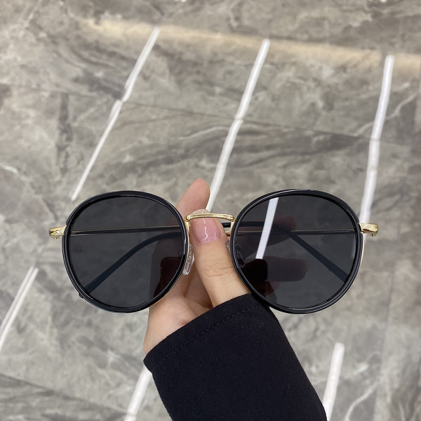 Κομψά γυναικεία στρογγυλά γυαλιά ηλίου με λεπτό σκελετό