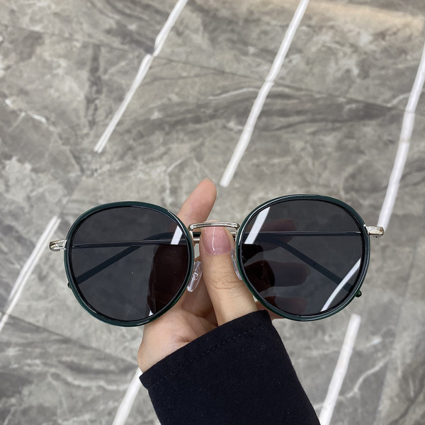 Κομψά γυναικεία στρογγυλά γυαλιά ηλίου με λεπτό σκελετό
