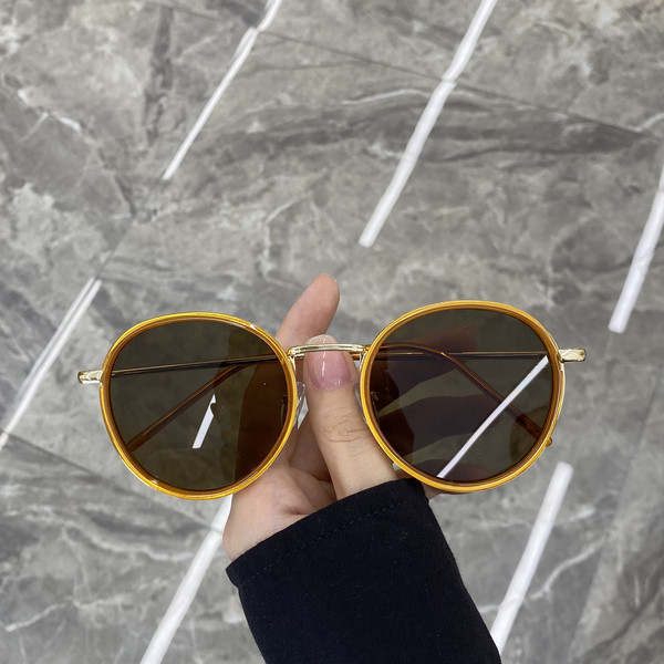 Κομψά γυναικεία στρογγυλά γυαλιά ηλίου με λεπτό σκελετό