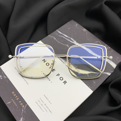 Κομψά γυναικεία γυαλιά σε τετράγωνο σχήμα με λεπτό σκελετό