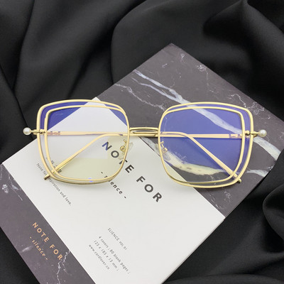 Κομψά γυναικεία γυαλιά σε τετράγωνο σχήμα με λεπτό σκελετό