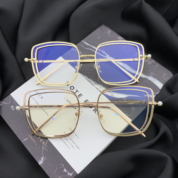 Κομψά γυναικεία γυαλιά σε τετράγωνο σχήμα με λεπτό σκελετό