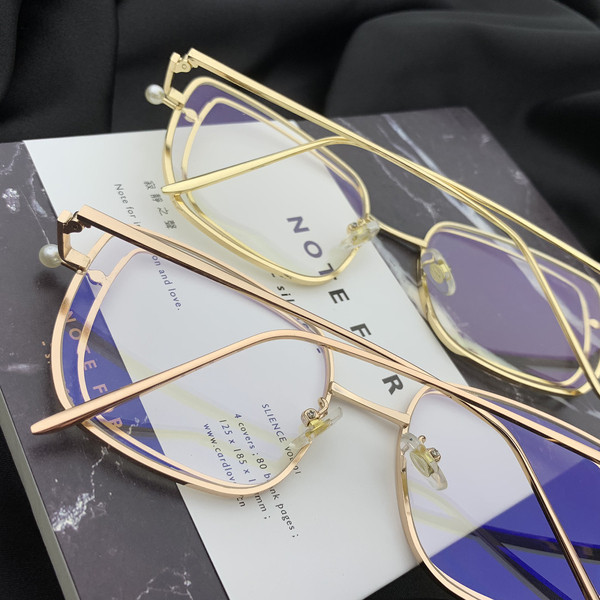 Κομψά γυναικεία γυαλιά σε τετράγωνο σχήμα με λεπτό σκελετό