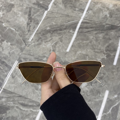 Stílusos női napszemüveg vékony kerettel