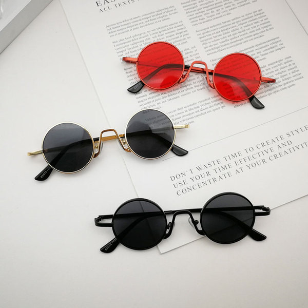 Μοντέρνα γυναικεία γυαλιά σε στρογγυλό σχήμα με λεπτό σκελετό