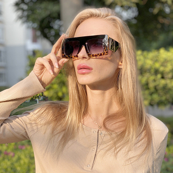 Κομψά γυναικεία γυαλιά ηλίου σε τετράγωνο σχήμα