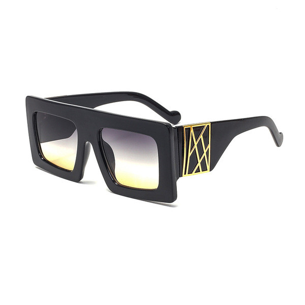 Κομψά γυναικεία γυαλιά ηλίου σε τετράγωνο σχήμα
