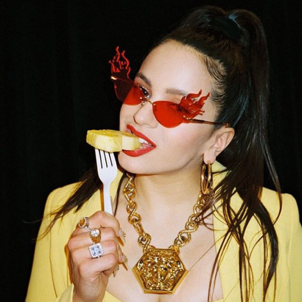 Γυναικεία μοντέρνα γυαλιά ηλίου με λεπτά κουφώματα