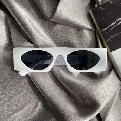 Κομψά γυναικεία γυαλιά ηλίου με στρογγυλούς φακούς