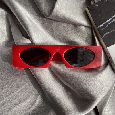 Κομψά γυναικεία γυαλιά ηλίου με στρογγυλούς φακούς