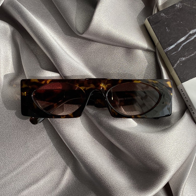 Κομψά γυναικεία γυαλιά ηλίου με στρογγυλούς φακούς