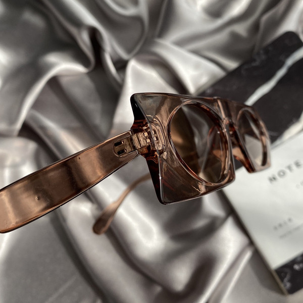 Κομψά γυναικεία γυαλιά ηλίου με στρογγυλούς φακούς